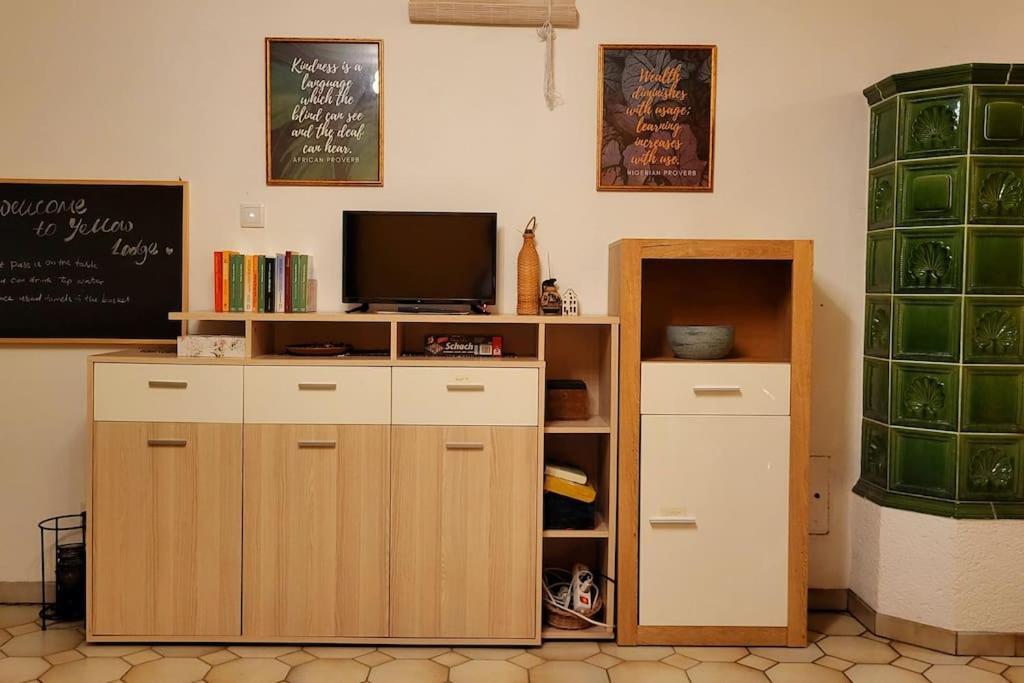 Colourful 2.5 Bedroom With Large Balcony & Garden. Prinzersdorf Eksteriør bilde